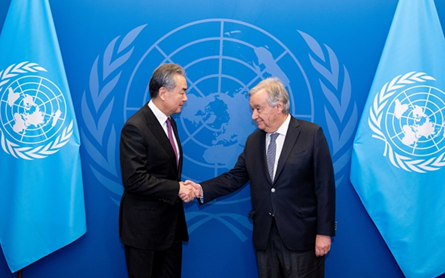 Ngoại trưởng Trung Quốc Vương Nghị gặp Tổng thư ký Liên hợp quốc Antonio Guteres hôm 28-11. Ảnh: Bộ Ngoại giao Trung Quốc