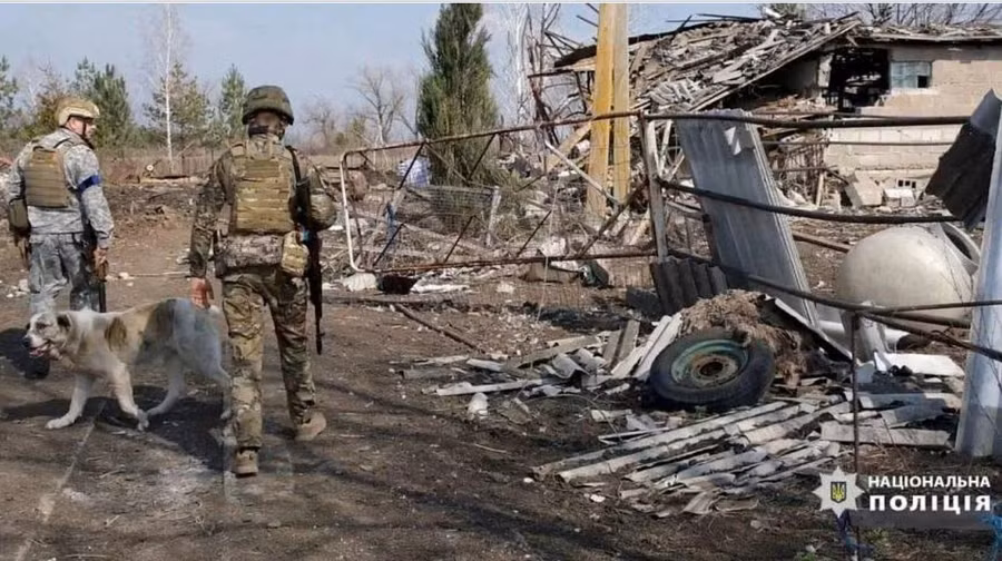 Cảnh sát Ucraine kiểm tra hiện trường thành phố Avdiivka. Ảnh: Reuters Cảnh sát Ucraine kiểm tra hiện trường thành phố Avdiivka. Ảnh: Reuters