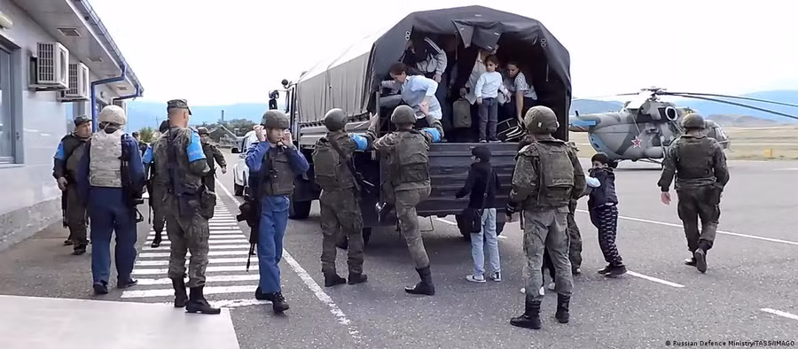 Quân đội Nga hỗ trợ người dân Nagorno-Karabakh di chuyển. Ảnh: DW