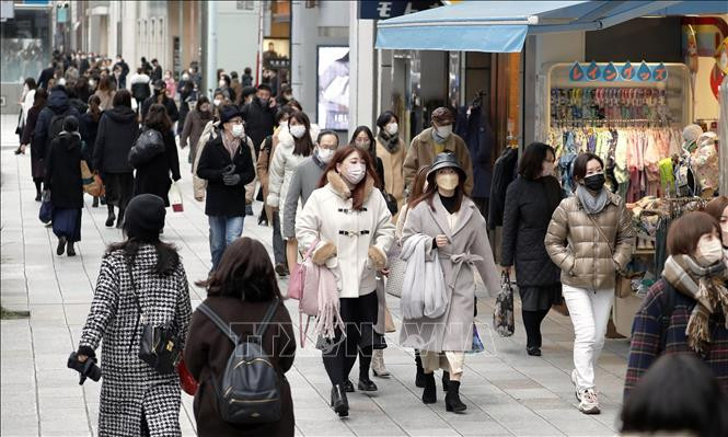 Người dân đeo khẩu trrang phòng dịch tại Tokyo. Ảnh: Kyodo/TTXVN Người dân đeo khẩu trrang phòng dịch tại Tokyo. Ảnh: Kyodo/TTXVN