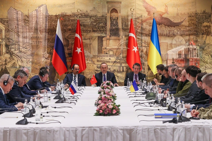 Phái đoàn đàm phán Nga và Ucreine tại Thổ Nhĩ Kỳ hồi tháng 3/2022. Ảnh: Getty Phái đoàn đàm phán Nga và Ucreine tại Thổ Nhĩ Kỳ hồi tháng 3/2022. Ảnh: Getty