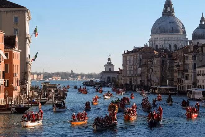 Các ông già Noel thi chèo thuyền ở Venice, Italia. Ảnh: Reuters