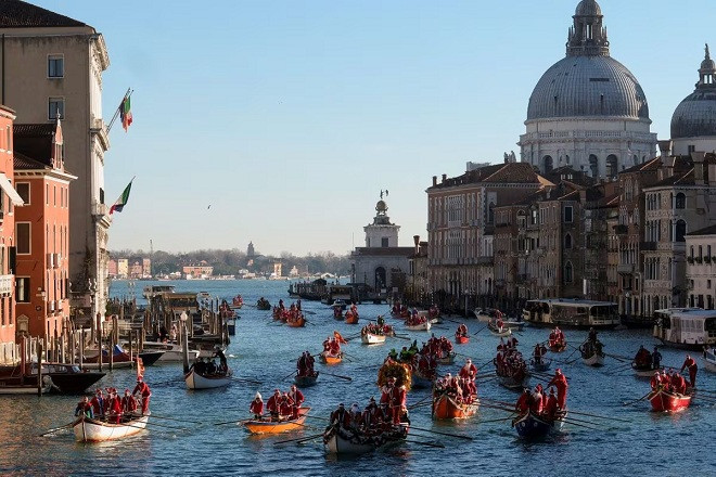Các ông già Noel thi chèo thuyền ở Venice, Italia. Ảnh: Reuters Các ông già Noel thi chèo thuyền ở Venice, Italia. Ảnh: Reuters