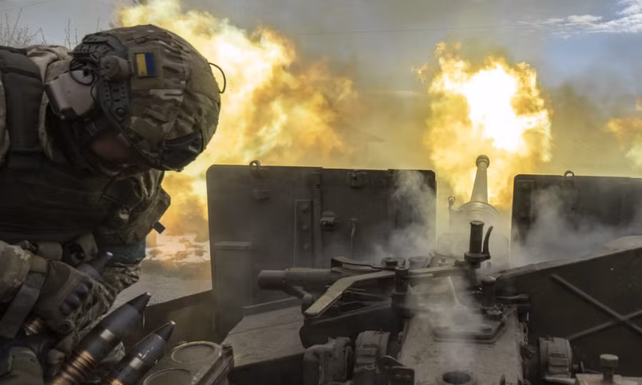 Lính Ucraine khai hỏa tại mặt trận Bakhmut ngày 2/4. Ảnh: AFP