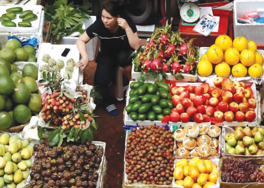 Hàng tiêu dùng tăng nhanh cùng với sự gia tăng lãng phí thực phẩm ngày càng nhiều. Ảnh: Reuters