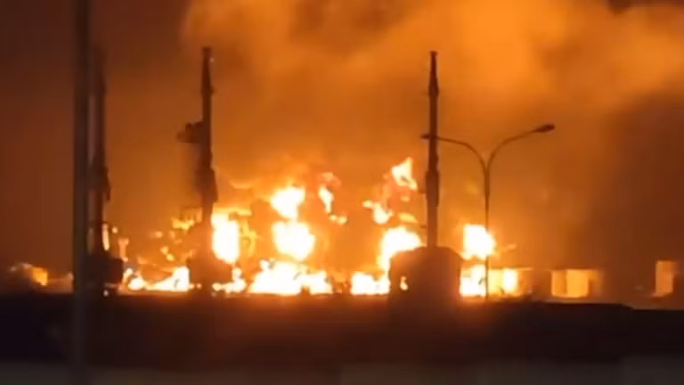 Đám cháy kho dầu ở Crimea. Ảnh: Telegram