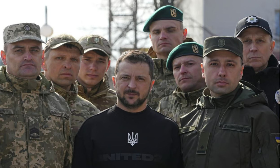 Tổng thống Zelensky và các sỹ quan Ucraine. Ảnh: AP