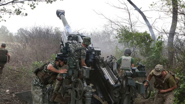Binh sỹ Ucraine khai hỏa pháo M777 ở Kharkov, Ucraine. Ảnh: Getty Binh sỹ Ucraine khai hỏa pháo M777 ở Kharkov, Ucraine. Ảnh: Getty