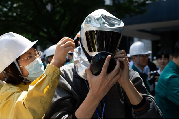 Người dân Hàn Quốc tham gia diễn tập phòng thủ. Ảnh: Yahoo News Người dân Hàn Quốc tham gia diễn tập phòng thủ. Ảnh: Yahoo News