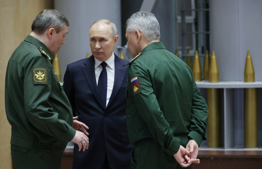 Tổng thống Putin và quan chức cao cấp quốc phòng Nga sau cuộc họp ngày 19-12. Ảnh AFP Tổng thống Putin và quan chức cao cấp quốc phòng Nga sau cuộc họp ngày 19-12. Ảnh AFP