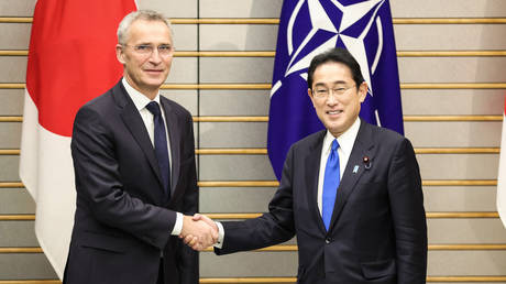 Tổng thư ký NATO và Thủ tướng Nhật tại Tokyo. Ảnh: AFP Tổng thư ký NATO và Thủ tướng Nhật tại Tokyo. Ảnh: AFP