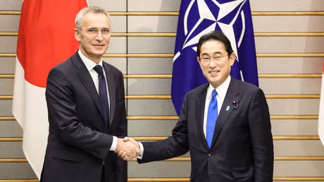 Tổng thư ký NATO và Thủ tướng Nhật tại Tokyo. Ảnh: AFP