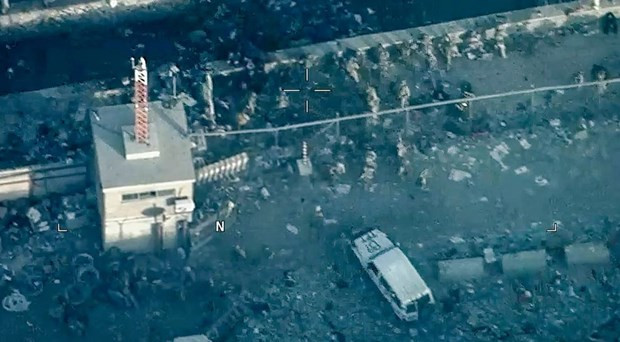 Cảnh vụ khủng bố sân bay Kabul năm 2021. Ảnh: AP Cảnh vụ khủng bố sân bay Kabul năm 2021. Ảnh: AP