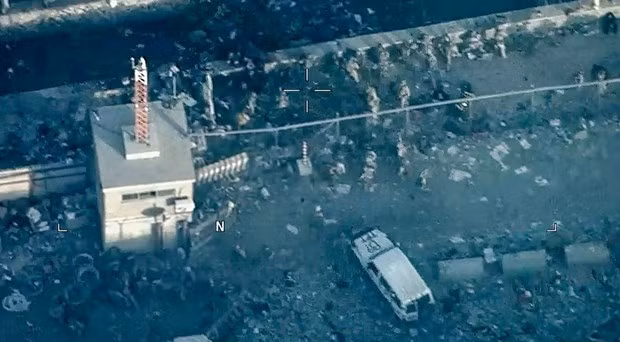 Cảnh vụ khủng bố sân bay Kabul năm 2021. Ảnh: AP