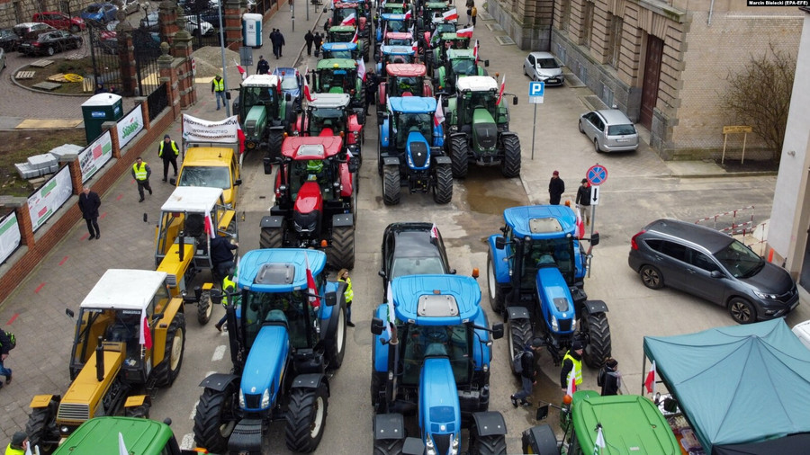 Nông dân Ba Lan chặn một con phố trong cuộc biểu tình. Ảnh: EPA-EFE