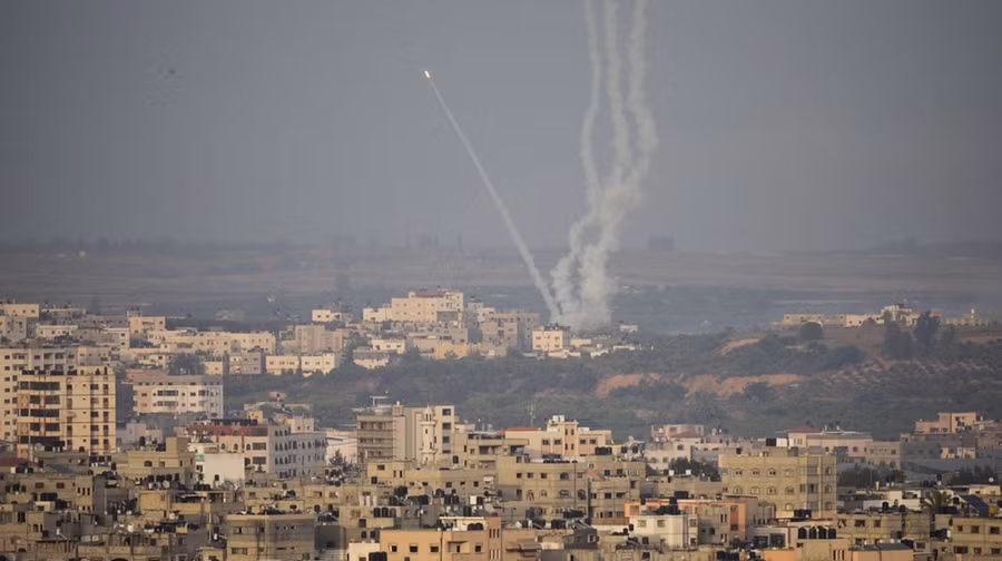Rocket bắn từ Gaza về phía Israel. Ảnh: AP