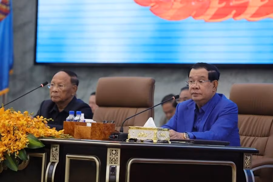 Chủ tịch CPP Hun Sen và Chủ tịch danh dự CPP Samdech Heng Samrin. Ảnh: Bộ Thông tin CPC