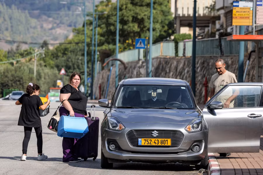 Người dân chuẩn bị sơ tán khỏi thành phố Kiryat Shmona, Bắc Israel. Ảnh: AFP