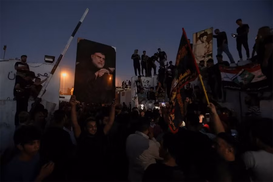 Người biểu tình tụ tập gần Đại sứ quán Thụy Điển ở Baghdad, Iraq. Ảnh: Reuters