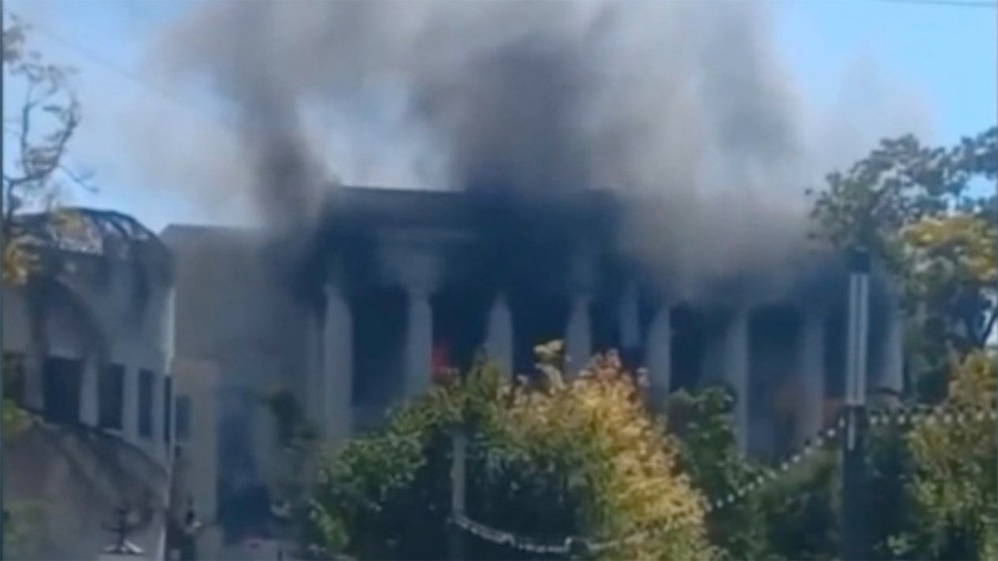 Khói bốc lên tại trụ sở Hạm đội biển Đen trong vụ tấn công ngày 22/9. Ảnh dẫn theo TTXVN