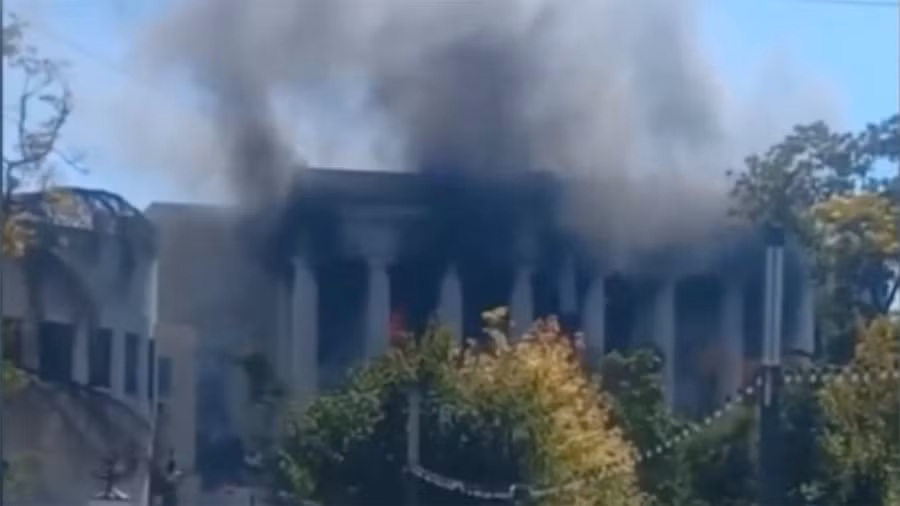 Khói bốc lên tại trụ sở Hạm đội biển Đen trong vụ tấn công ngày 22/9. Ảnh dẫn theo TTXVN