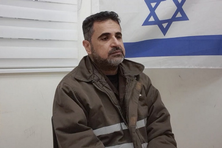 Ông Ahmed Kahlot trả lời thẩm vấn với đặc vụ Israel. Ảnh: Shinbet Ông Ahmed Kahlot trả lời thẩm vấn với đặc vụ Israel. Ảnh: Shinbet