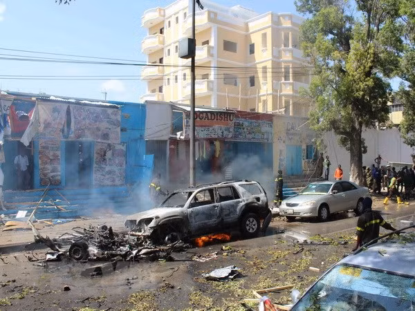 Hiện trường một vụ đánh bom ở Somalia. Ảnh minh họa: THX/TTXVN