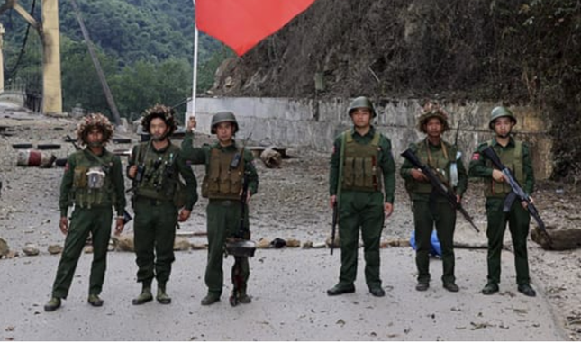 Thành viên Quân đội liên minh dân chủ quốc gia Myanmar giương cao cờ tại bang Shan. Ảnh: AP