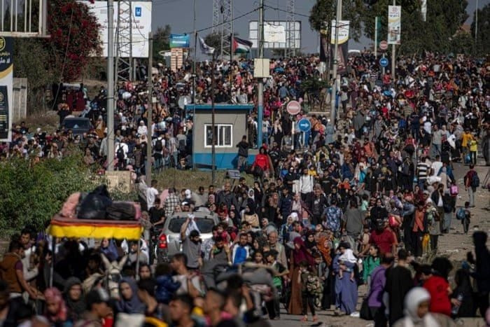Người Palestine sơ tán về phía Nam Dải Gaza. Ảnh: AP Người Palestine sơ tán về phía Nam Dải Gaza. Ảnh: AP