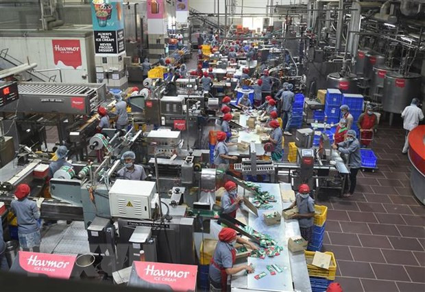 Công nhân làm việc trong một nhà máy ở Ấn Độ. Ảnh: AFP/ TTXVN