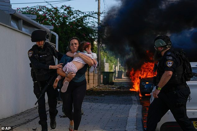 Phụ nữ và trẻ em Israel sơ tán khỏi nơi bị Hamas tấn công. Ảnh: AP Phụ nữ và trẻ em Israel sơ tán khỏi nơi bị Hamas tấn công. Ảnh: AP