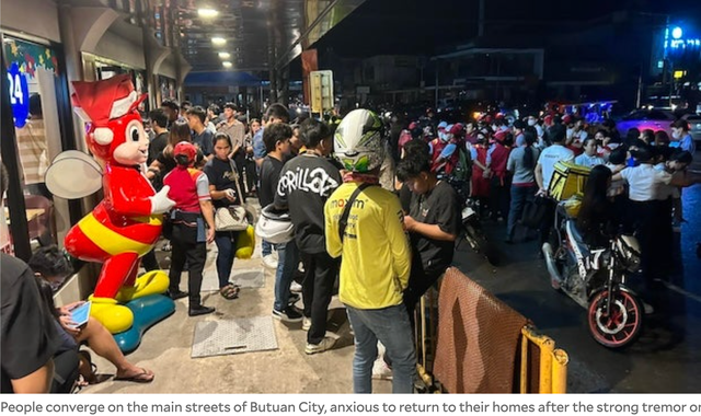 Người dân đổ ra đường tại thành phố Butuan, Philippines đêm 2-12. Ảnh: TNO Người dân đổ ra đường tại thành phố Butuan, Philippines đêm 2-12. Ảnh: TNO