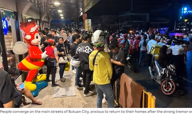 Người dân đổ ra đường tại thành phố Butuan, Philippines đêm 2-12. Ảnh: TNO