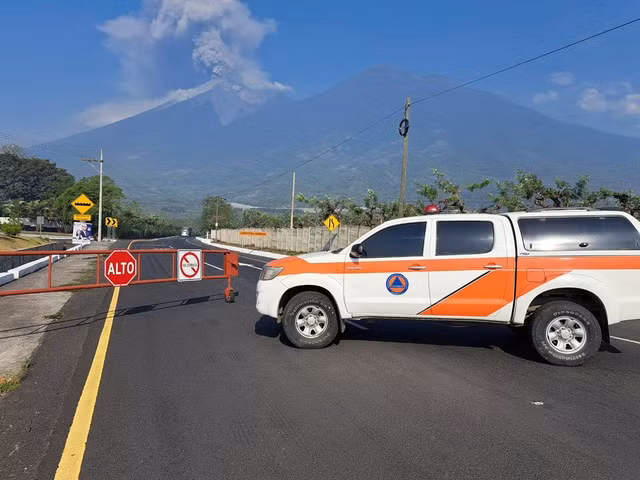 Cảnh sát phong tỏa một tuyến đường bị ảnh hưởng bởi núi lửa phun trào. Ảnh: Reuters