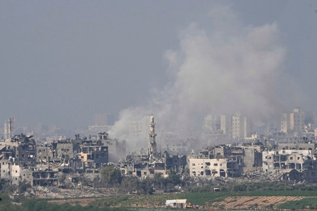 Một khu vực ở Dải Gaza bị không kích hôm 28-10. Ảnh: AP Một khu vực ở Dải Gaza bị không kích hôm 28-10. Ảnh: AP