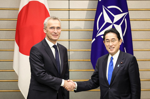 Thủ tướng Nhật Bản Fumio ( phải ) tiếp Tổng thư ký NATO tại Tokyo ngày 31/1. Ảnh: Reuters