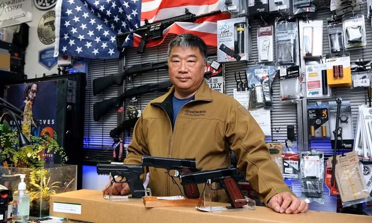 David Liu- chủ một cửa hàng bán súng ở California. Ảnh: Tribune News