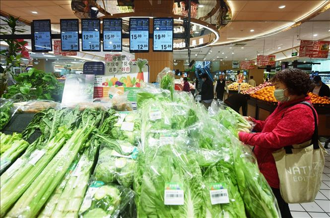 Người tiêu dùng mua hàng tại một siêu thị ở Hàng Châu, Triết Giang, Trung Quốc. Ảnh: THX/TTXVN Người tiêu dùng mua hàng tại một siêu thị ở Hàng Châu, Triết Giang, Trung Quốc. Ảnh: THX/TTXVN