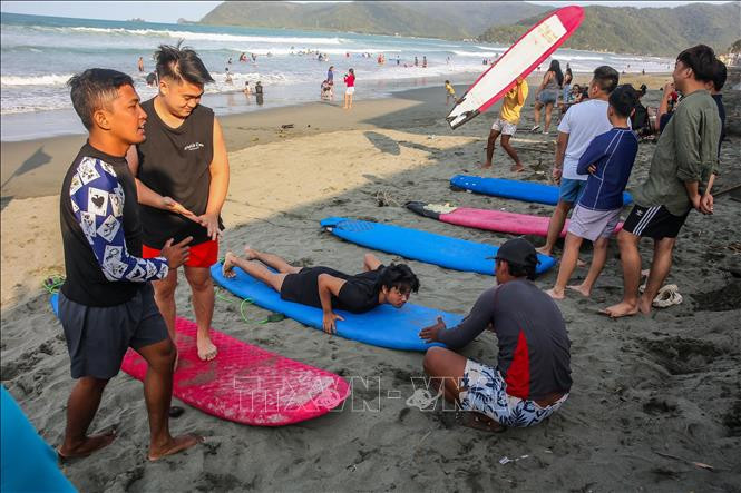 Người dân Philippines trong kỳ nghỉ Lễ tuần thánh. Ảnh: THX/TTXVN