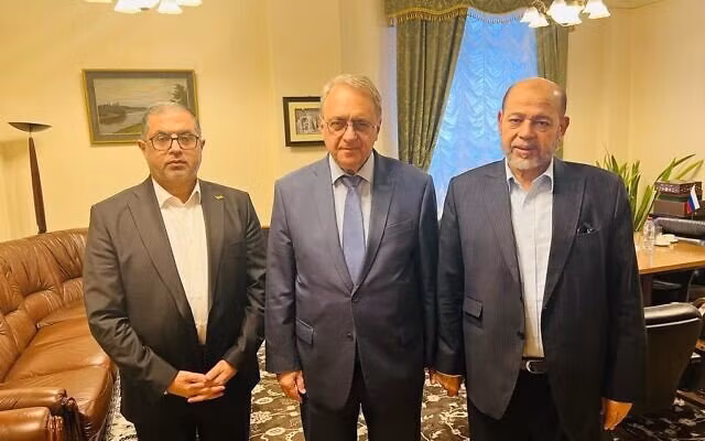 Thứ trưởng Ngoại giao Nga M. Bogdano ( giữa ) tiếp phái đoàn Hamas ở Moscow ngày 26-10 Ảnh: Telegram