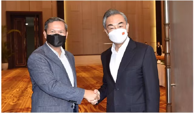 Ông Hun Manet tiếp ông Vương Nghị tại Phnom Penh năm 2022. Ảnh: Khmer Times