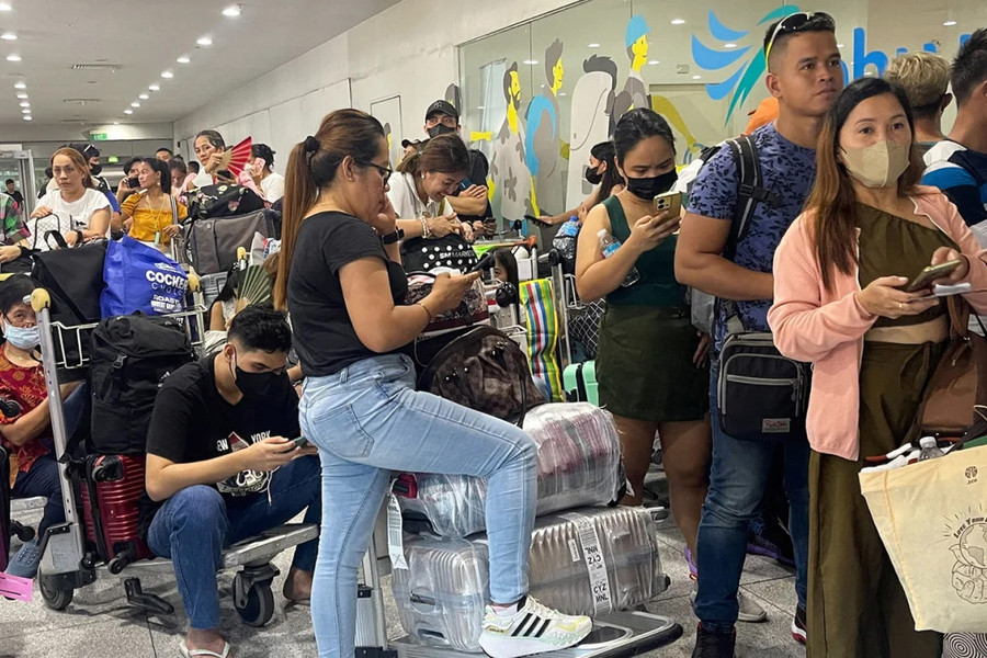 Đông đúc hành khách ở sân bay thủ đô Malina. Ảnh: Reuters Đông đúc hành khách ở sân bay thủ đô Malina. Ảnh: Reuters