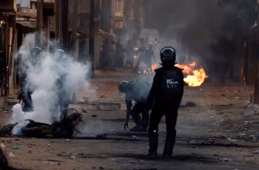 Đụng độ giữa những người ủng hộ chính phủ và phe đối lập ở Senegal. Ảnh: Reuters