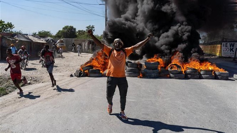 Người dân đốt lốp xe phản đối băng nhóm bạo lực ở Haiti. Ảnh: AFP/TTXVN