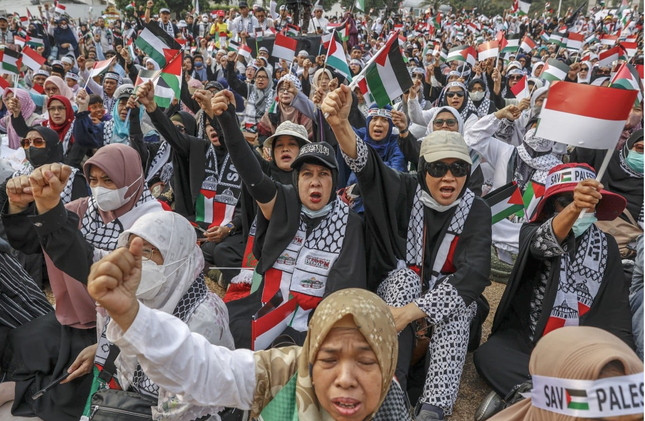 Tổ chức Hồi giáo Indonesia kêu gọi tẩy chay hàng hóa và dịch vụ Israel. Ảnh: EPA