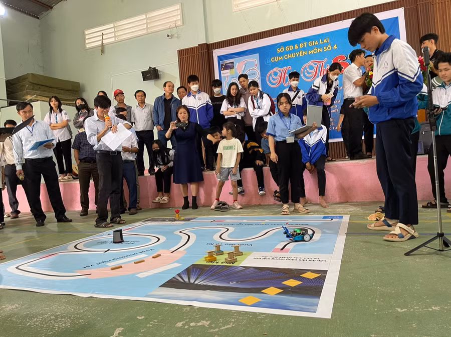 Các đội thi tham gia phần thi Robotics. Ảnh: Vũ Chi