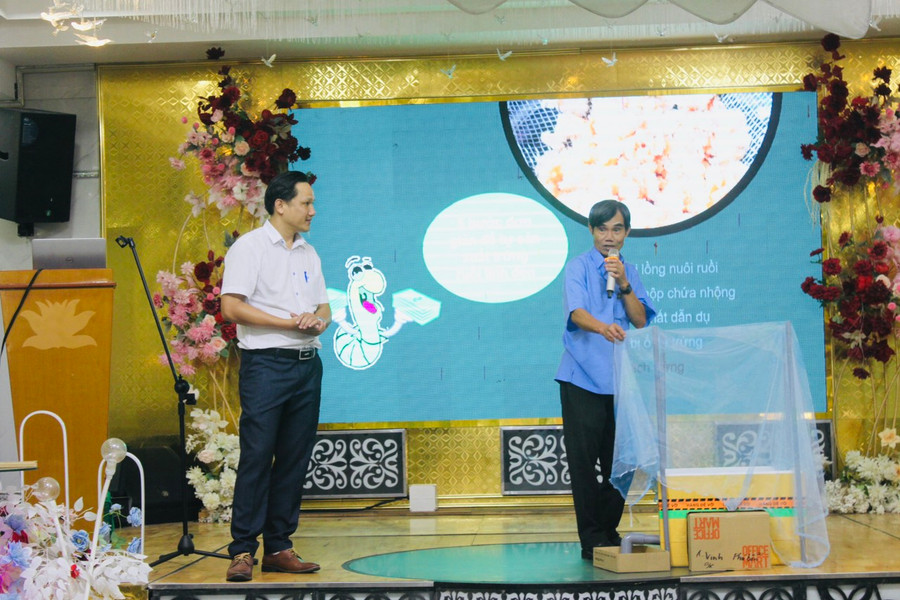 Hội viên nông dân trực tiếp chia sẻ về cách thức nuôi sâu canxi. Ảnh: Vũ Chi Hội viên nông dân trực tiếp chia sẻ về cách thức nuôi sâu canxi. Ảnh: Vũ Chi