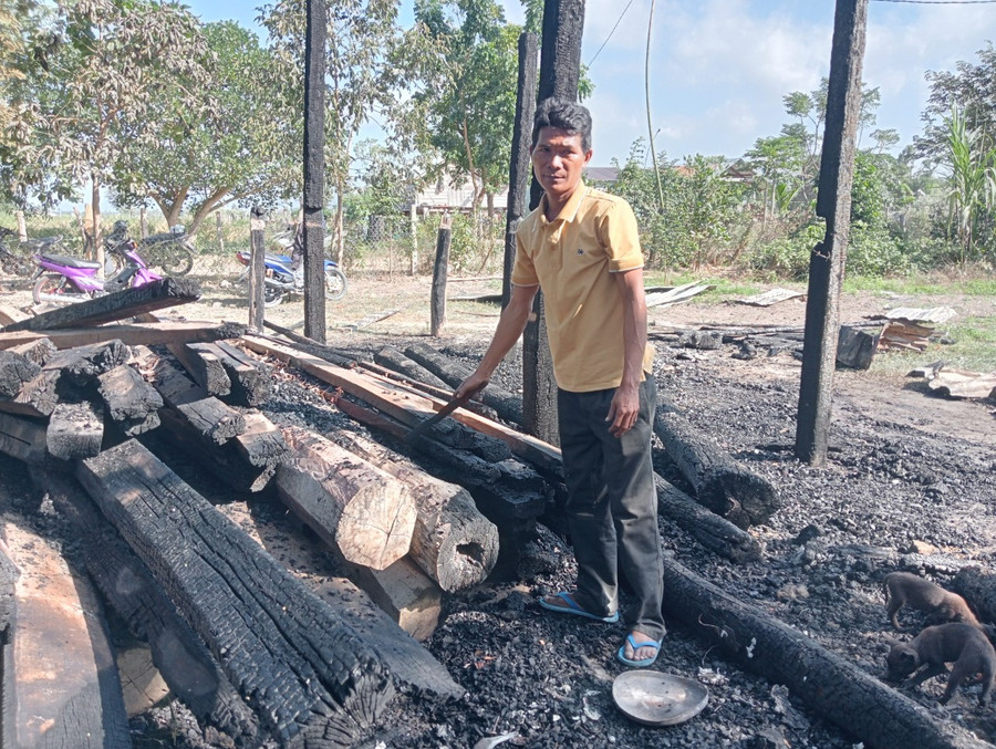 Ông Nay Tket rầu rĩ nhìn căn nhà sàn cùng tài sản, vật dụng trong gia đình bị thiêu rụi. Ảnh: Nguyễn Chi