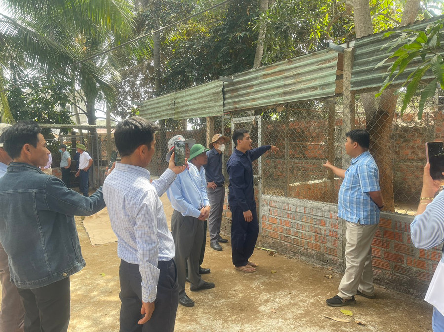 Hội viên nông dân chia sẻ kinh nghiệm trong chăn nuôi. Ảnh: Vũ Chi