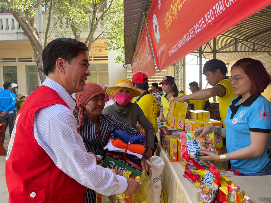 Người dân xã Ia Yeng phấn khởi nhận quà từ các gian hàng. Ảnh: Vũ Chi